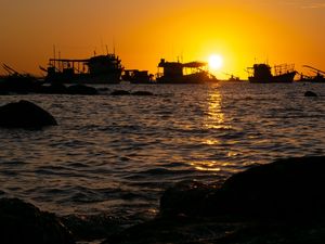BARCOS NO PÔR DO SOL