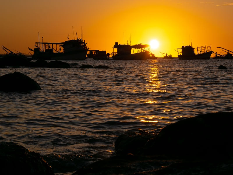 BARCOS NO PÔR DO SOL