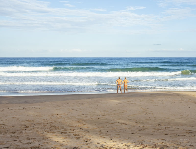 CASAL NA PRAIA OLHANDO O MAR