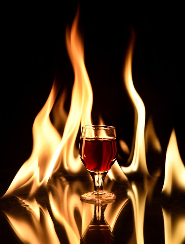 TAÇA DE VINHO COM FOGO AO FUNDO