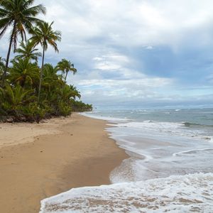 PRAIA QUASE DESERTA EM TAIPU DE FORA - QUADRADA