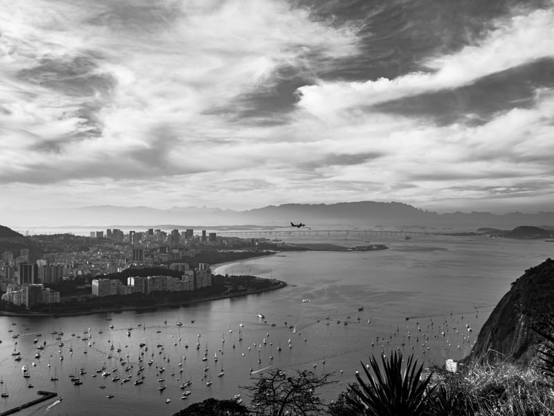 RIO EM PRETO E BRANCO COM AVIÃO