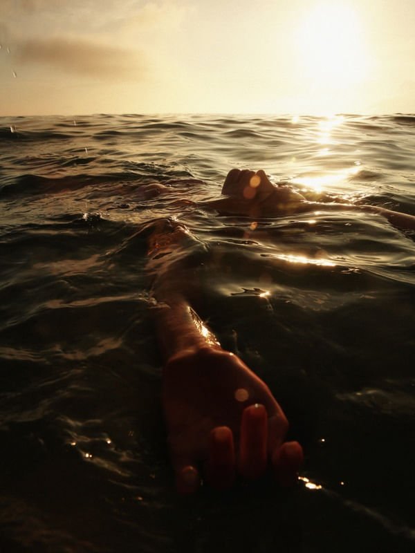 FLOATING IN THE SEA