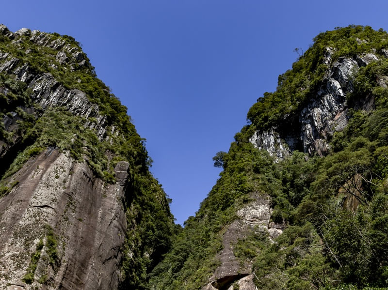 FENDA ENTRE MONTANHAS