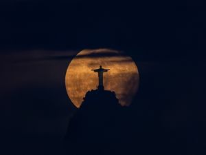 CRISTO REDENTOR COM LUA CHEIA AO FUNDO