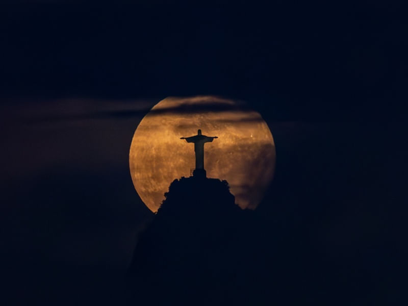 CRISTO REDENTOR COM LUA CHEIA AO FUNDO