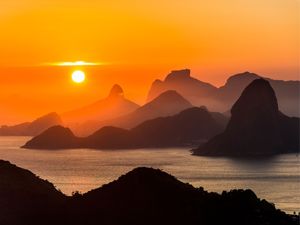 MONTANHAS NO RIO