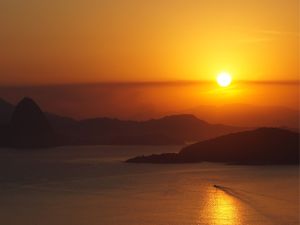 POR DO SOL VISTO DE CIMA NO RIO DE JANEIRO