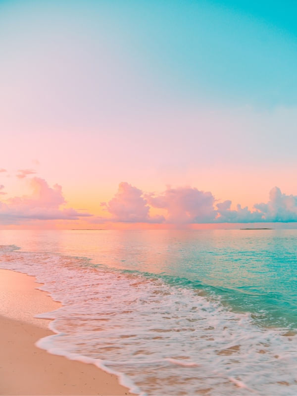PRAIA COM CÉU ROSA