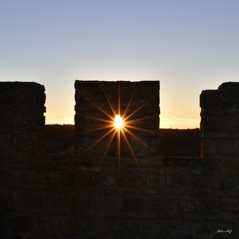 PÔR DO SOL NA MURALHA