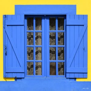 JANELA AZUL DA CASA AMARELA