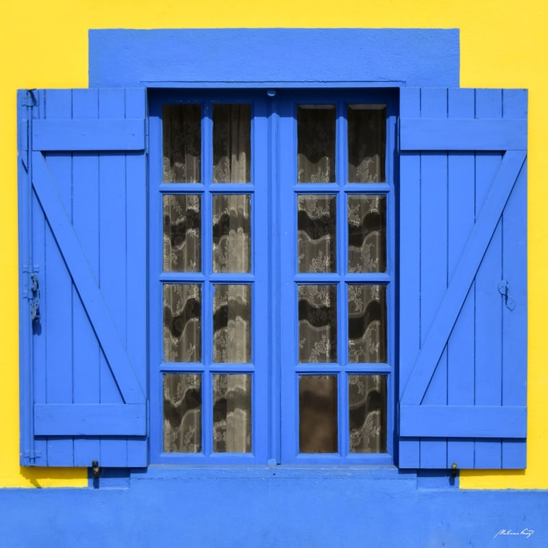 JANELA AZUL DA CASA AMARELA