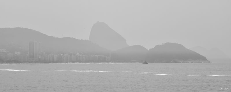 RIO SOB NÉVOA