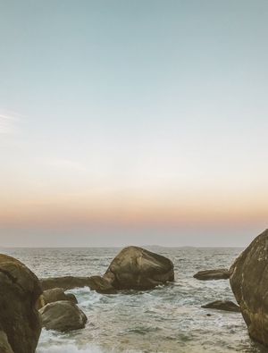 PEDRA NO MAR