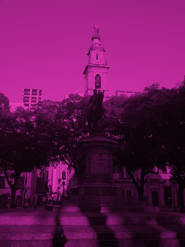 ESTÁTUA ROSA