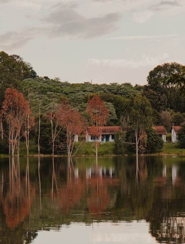 CASAS DO LAGO NO OUTONO