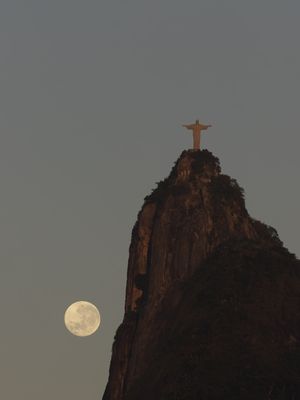 A LUA E O CRISTO AO AMANHECER