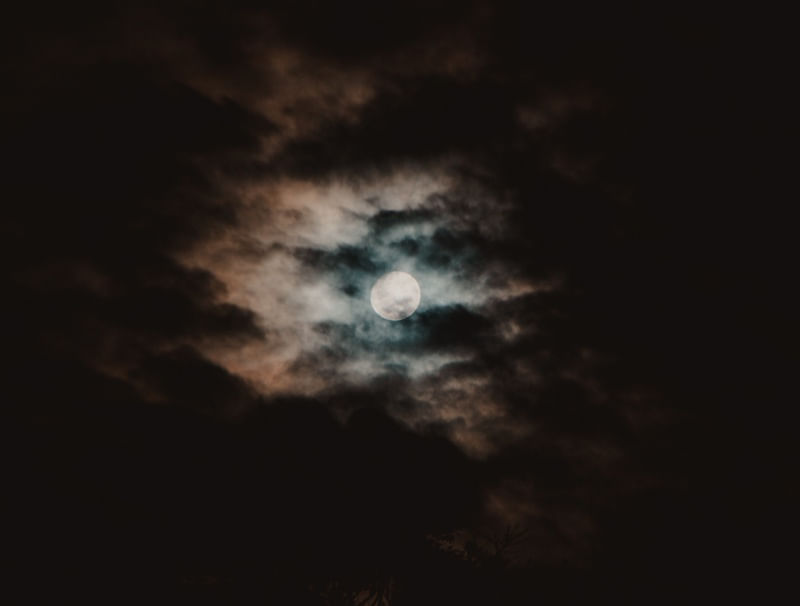 LUA CHEIA ENTRE AS NUVENS