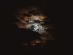 CÉU NUBLADO DO ANOITECER