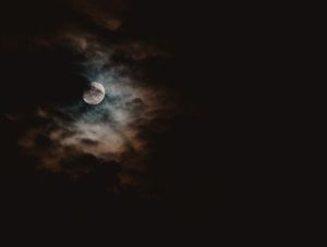 LUZ DO LUAR NO CÉU NUBLADO