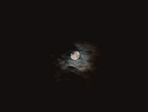 LUA CHEIA ESCONDIDA ATRÁS DAS NUVENS