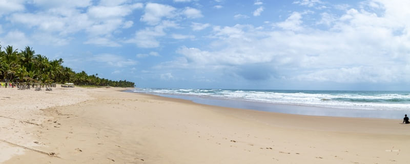 PANORÂMICA COM UM SURFISTA NO CANTINHO