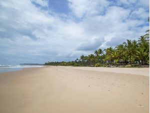 DIA ENSOLARADO EM PRAIA QUASE VAZIA
