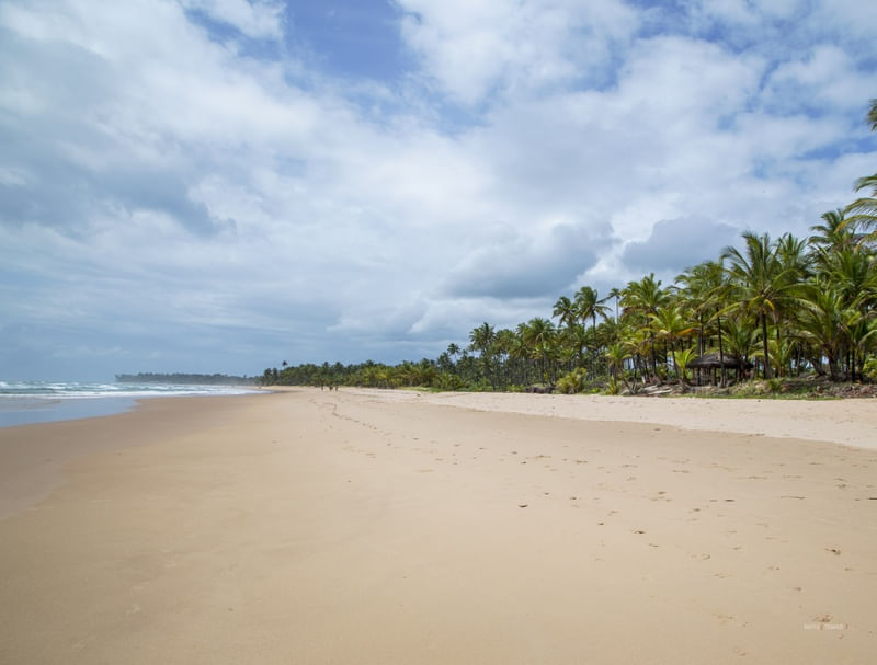 DIA ENSOLARADO EM PRAIA QUASE VAZIA