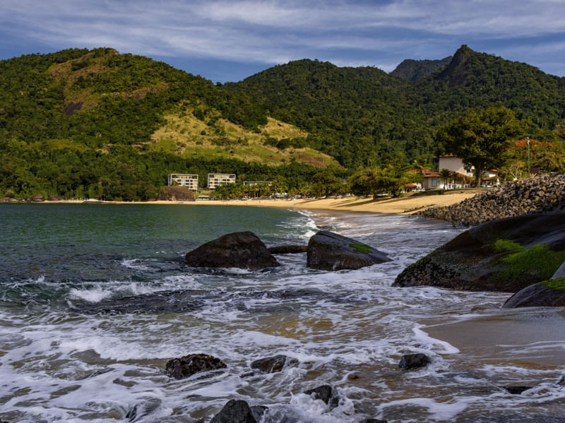 ONDAS DO MAR SOBRE AS ROCHAS