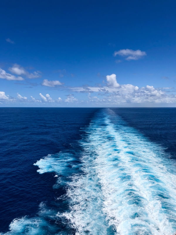 TUDO AZUL, TUDO CÉU, TUDO MAR.