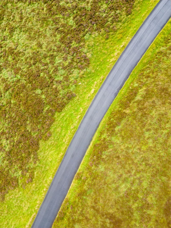 VISTA AÉREA DE ESTRADA EM PÂNTANO NA IRLANDA 2