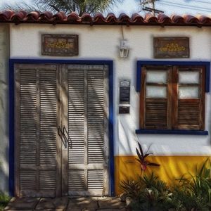 CASINHA BRANCA DETALHE AZUL E AMARELO