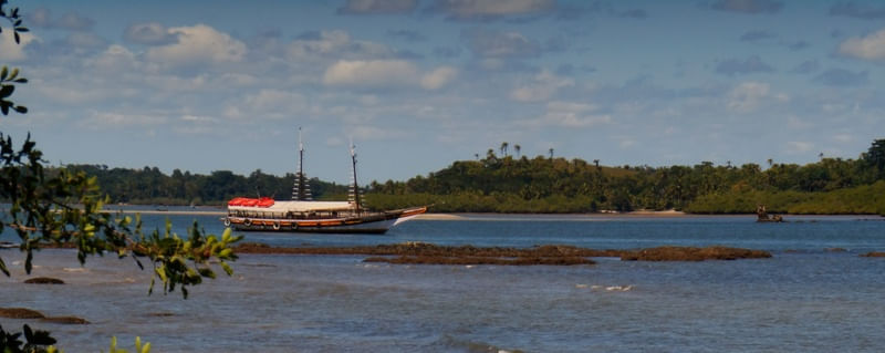 ESCUNA NA ILHA DA PEDRA FURADA