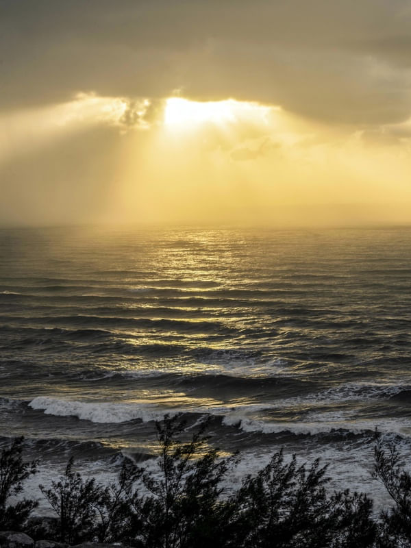 SOL CHUVA NO MAR