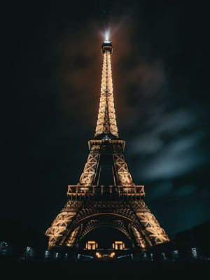 TORRE EIFFEL PARIS BY AI POR PÂMELA STASCZAK