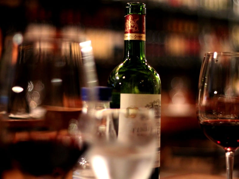 VINHO NA MESA