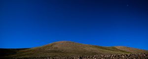 LUA E MONTANHA PANORÂMICO