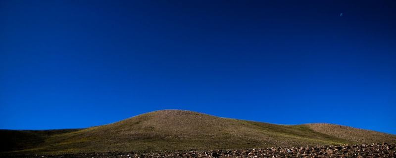 LUA E MONTANHA PANORÂMICO