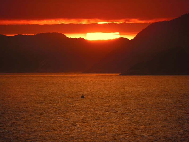 PÔR DO SOL DOURADO E BARCO