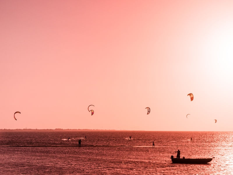 BARCO E KITES NO PÔR DO SOL