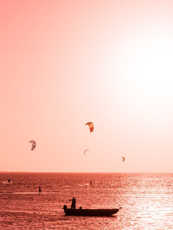 DÍPTICO 2 - BARCO E KITES NO PÔR DO SOL