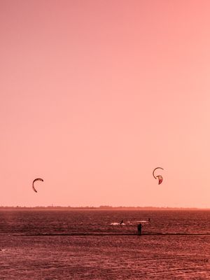 DÍPTICO 1 - BARCO E KITES NO PÔR DO SOL