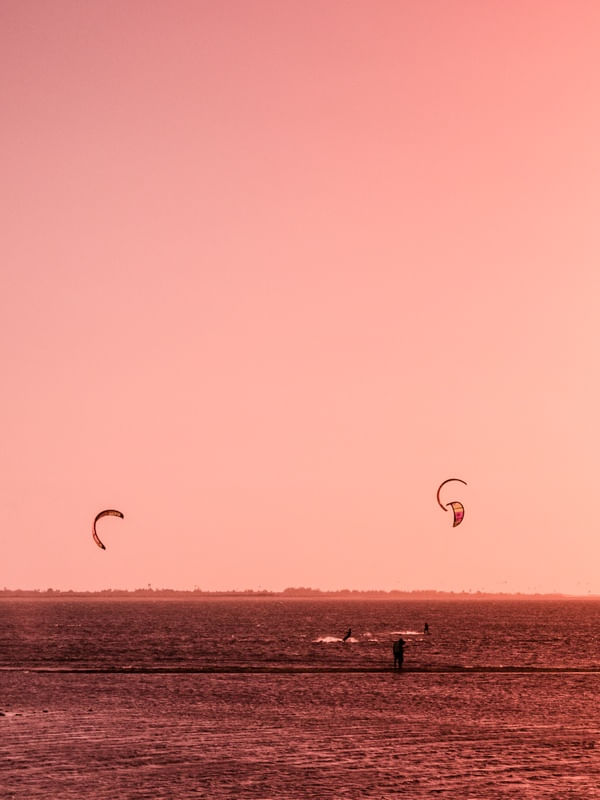 DÍPTICO 1 - BARCO E KITES NO PÔR DO SOL