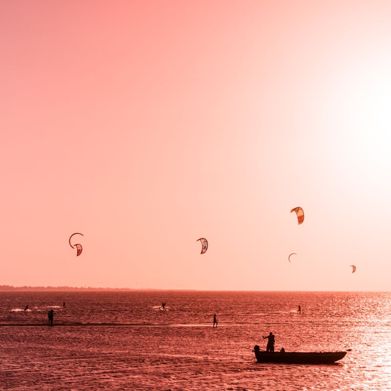 BARCO E KITES NO PÔR DO SOL QUADRADO