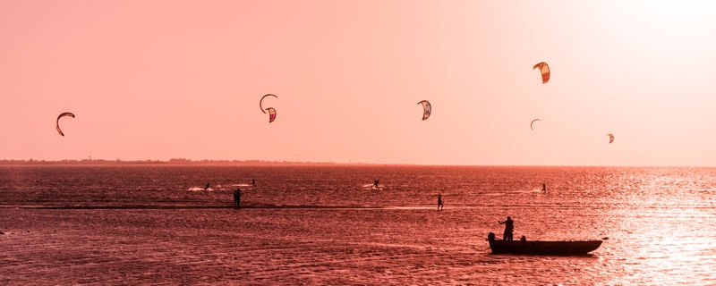 BARCO E KITES NO PÔR DO SOL PANORÂMICO