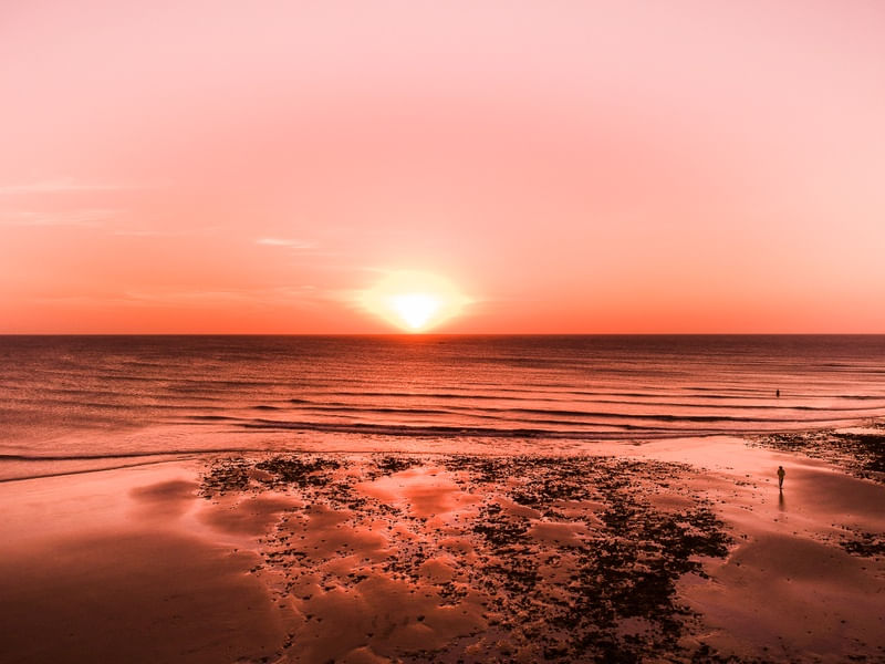 PÔR DO SOL NO HORIZONTE DA PRAIA