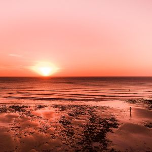 PÔR DO SOL NO HORIZONTE DA PRAIA QUADRADO