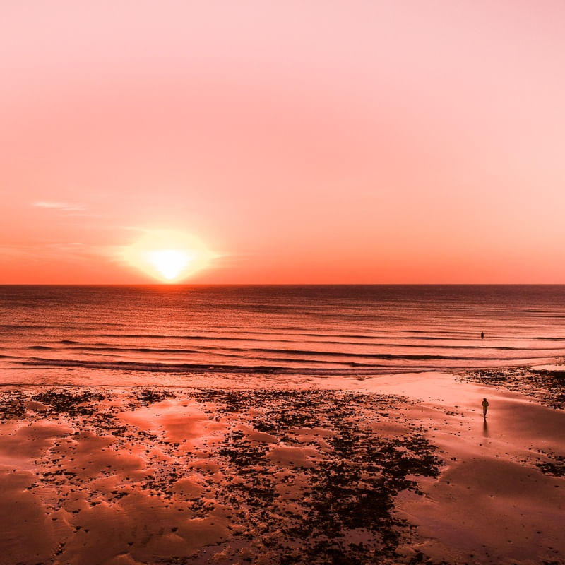 PÔR DO SOL NO HORIZONTE DA PRAIA QUADRADO