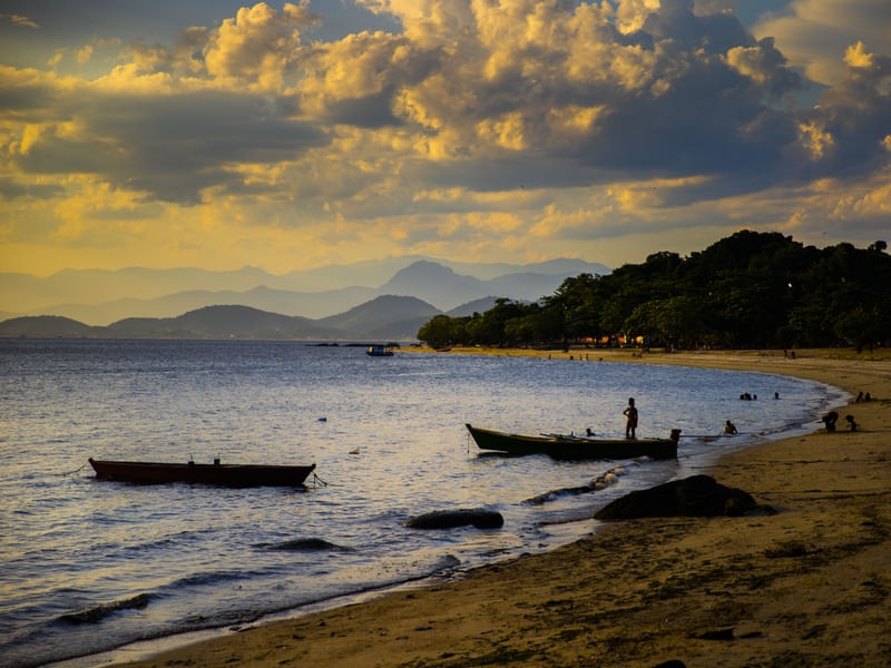 BARCOS E PRAIA NO PÔR DO SOL