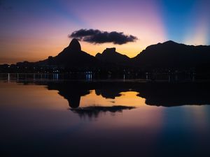 LAGOA NO PÔR DO SOL